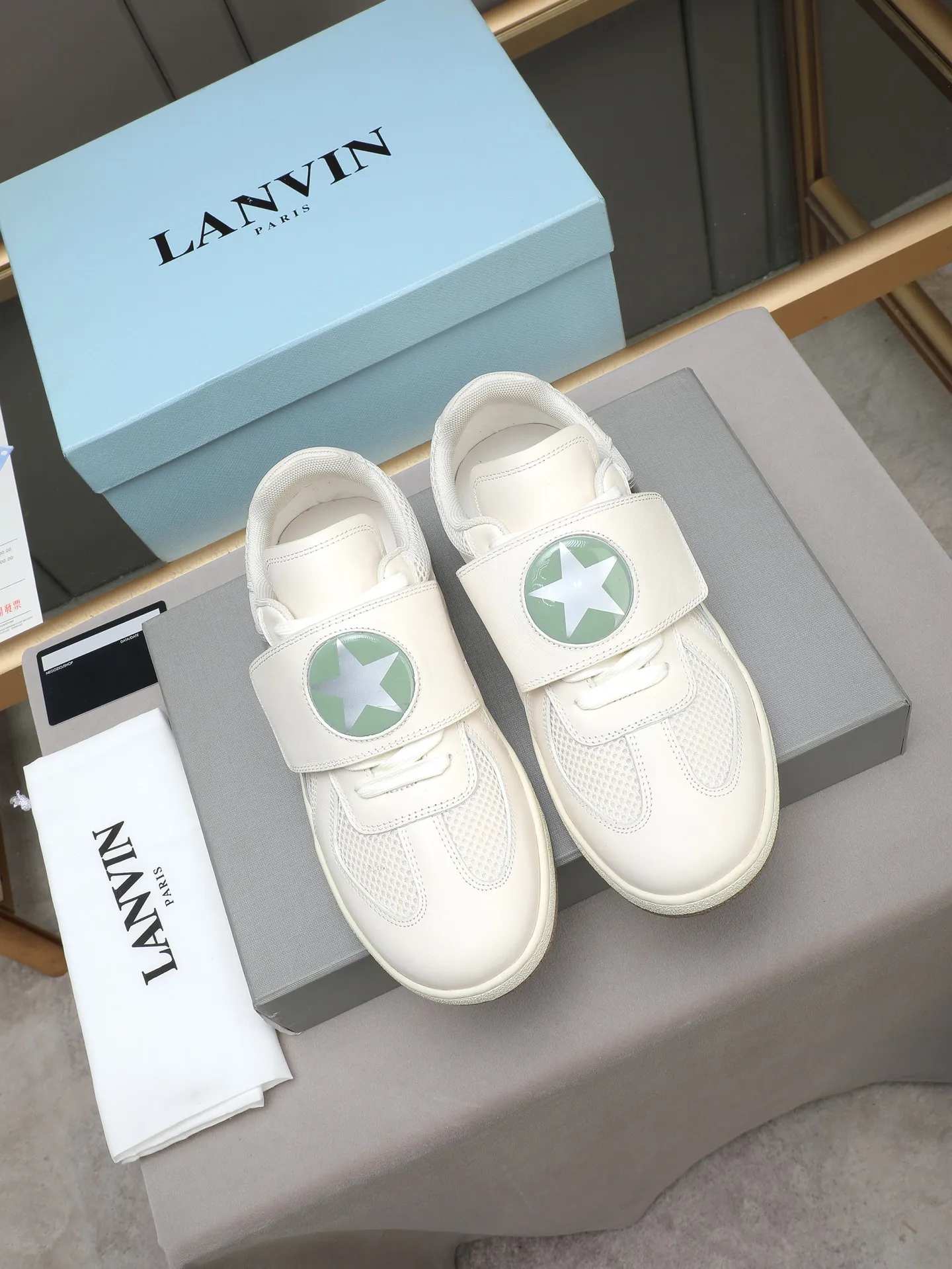 Men's shoes 💰600 [LANVIN] The latest fashionable item! High quality CLAY series‼ ️ The latest trendy products of the season 🌈Many bloggers have planted grass and purchased the original open-mold customization. The upper and outsole are sewn with mark threads without edge sealing. Multiple material splicing combination design. Very versatile for fashionable and casual wear. Comfortable on the feet. Self-recommended. Upper cowhide + cow suede + breathable mesh lining. Foot-padding cowhide. Exclusive original open-mold clear logo rubber outsole ⚠️38-44 (customized for 45)